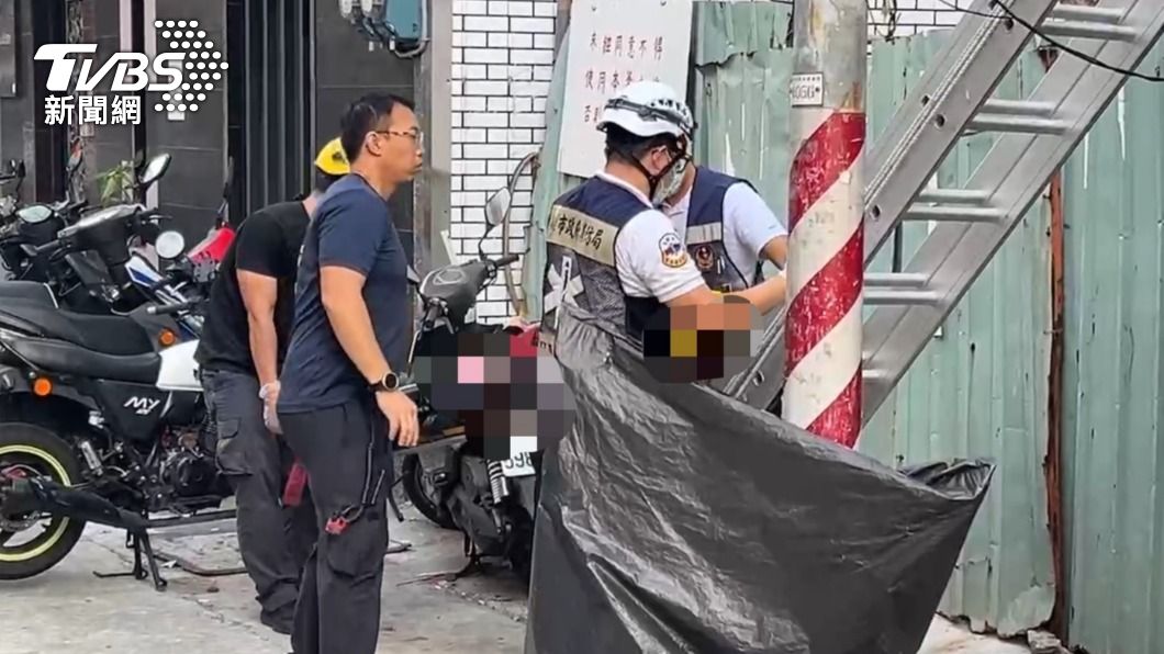 經消防人員將其救下後查看已無生命跡象。（圖／TVBS）