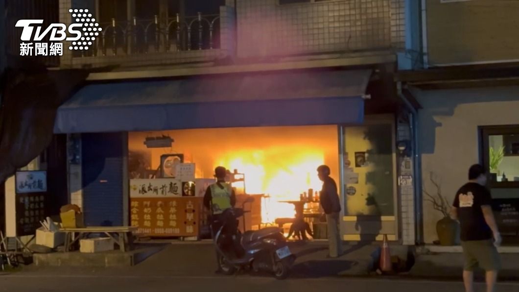 花蓮瑞穗小吃店「派出所前麵」深夜火災 女屋主受困2樓後陽台