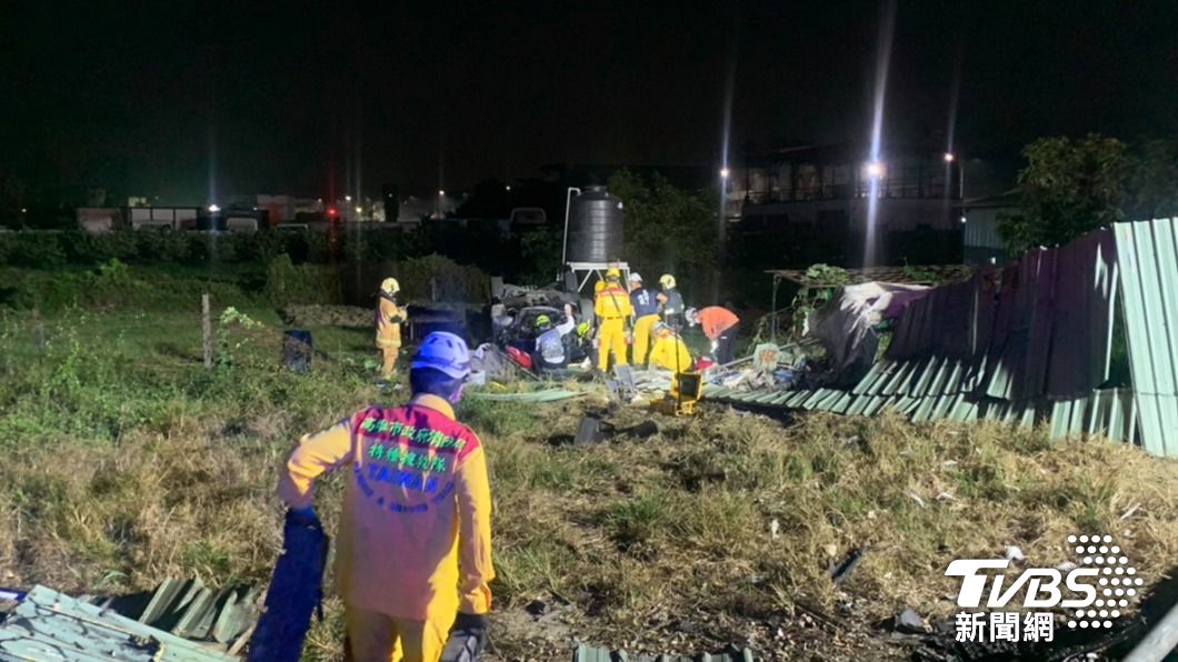 高雄19歲男子深夜酒駕自撞護欄 180度大翻車躺田裡