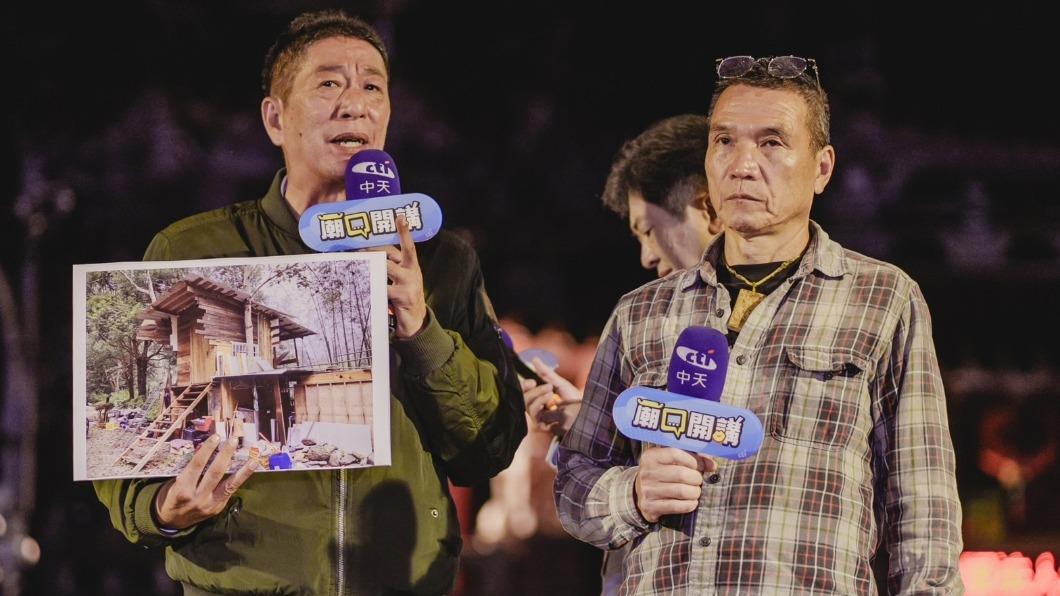 嘉義山區農民王三華(右)陳情。(圖/王三華提供)