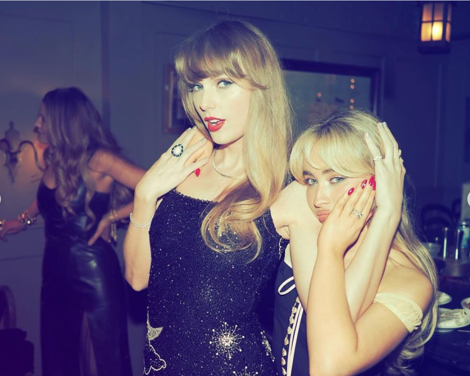 泰勒絲(左)與歌手莎賓娜卡本特(右)。(翻攝自Taylor Swift官方Instagram)