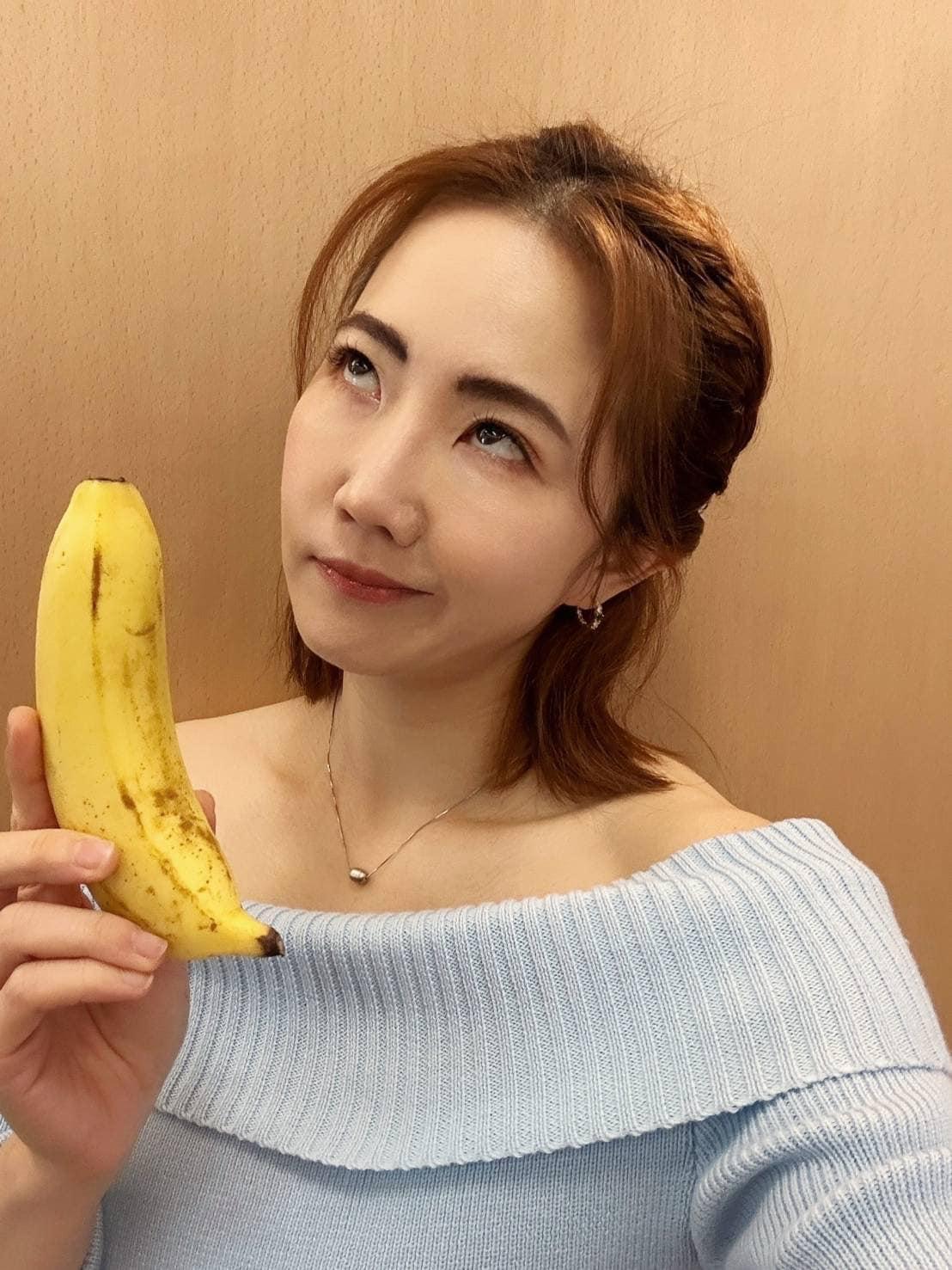 謝欣吃香蕉吃到一半睡著。(圖/翻攝自謝忻臉書)