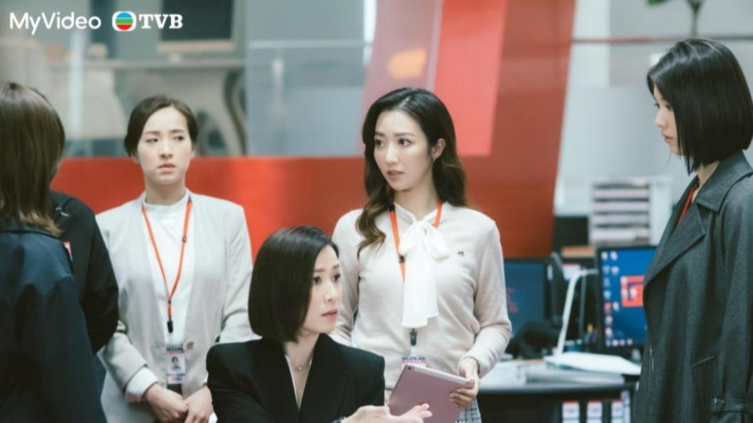 《新聞女王》佘詩曼(前中)飾演女主播,為角色下足苦功。(圖/MyVideo、TVB提供)