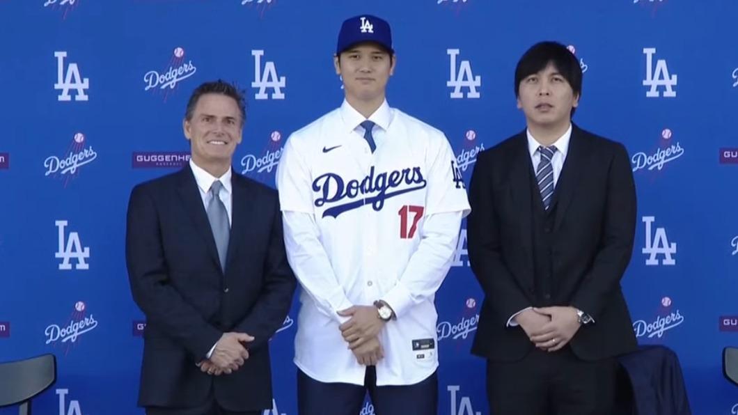 大谷翔平與道奇球團棒球事務部總裁佛里曼(左)、翻譯員水原一平(右)。(圖/翻攝自MLB YT頻道)