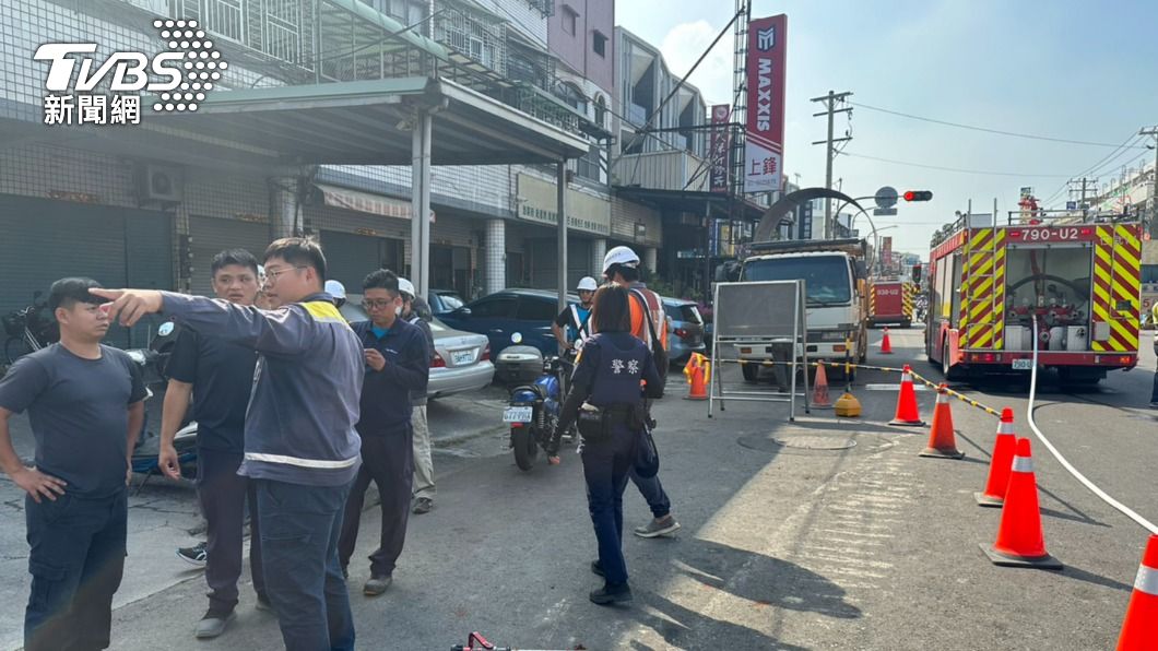 警方於現場拉起封鎖線，管制人員進出。（圖／TVBS）