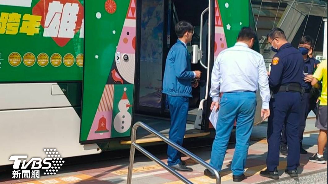 快訊/高雄女牽鐵馬穿越只看右邊 遭輕軌猛撞重摔手腳擦挫傷