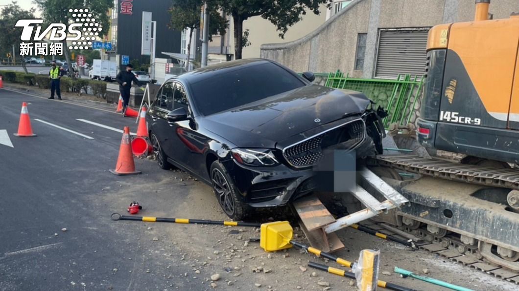 「我開到睡著」賓士車撞進施工區 騎上怪手履帶車頭破了