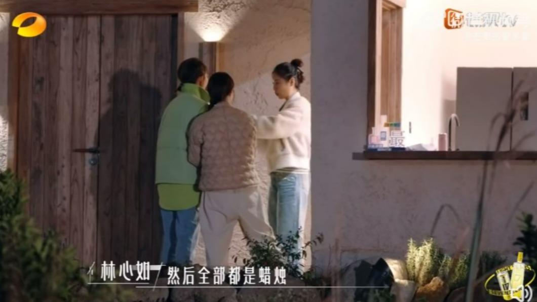 霍建華在家中佈置,向林心如求婚。(圖/翻攝自微博)