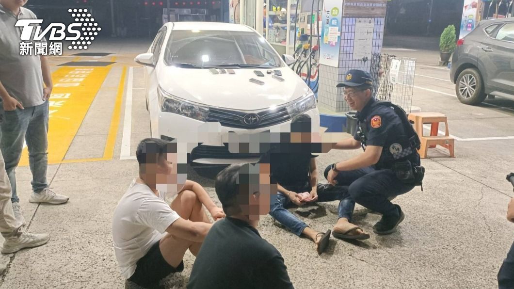 台南警方在高雄梓官區逮到5名嫌犯救出被害人。(圖/TVBS)