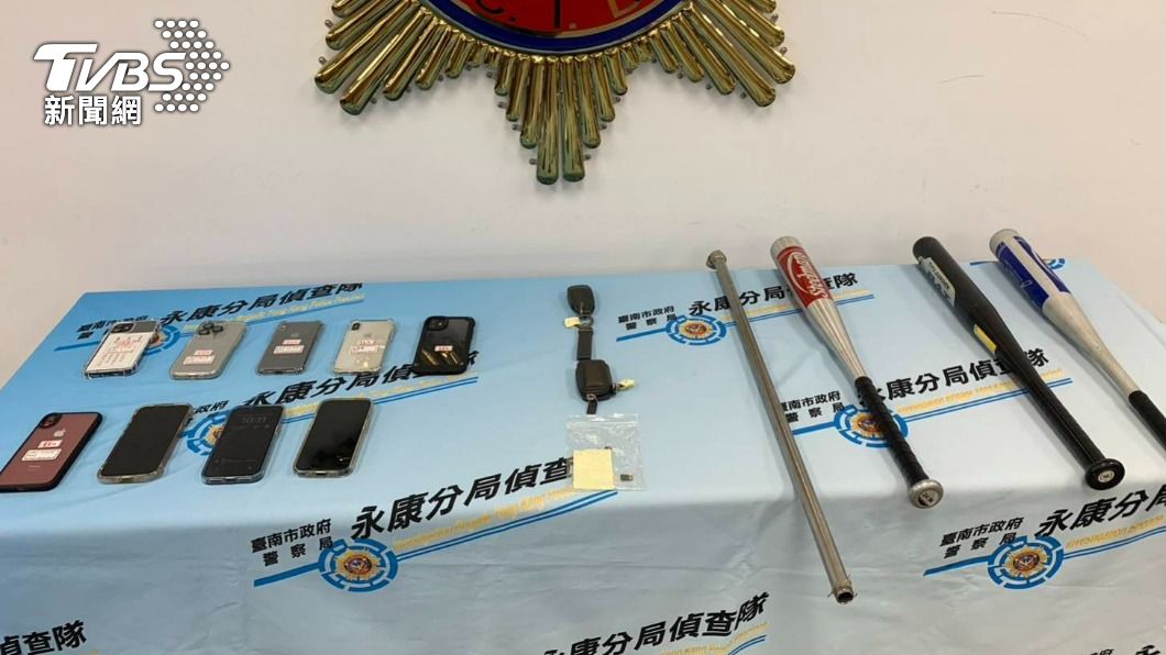 現場查扣凌虐毆打被害人棍棒數支。(圖/TVBS)