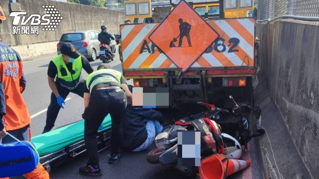 關渡橋引道車禍!女騎士正面撞擊工程車尾 送醫嚇到全忘光