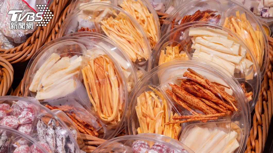 公司狂推福利!「滿滿零食櫃」隨便拿 一票人搖頭:超無感