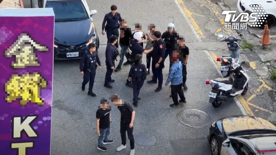 花蓮KTV酒醉男「不爽被看」動手賞巴掌 強奪球棒猛砸車窗