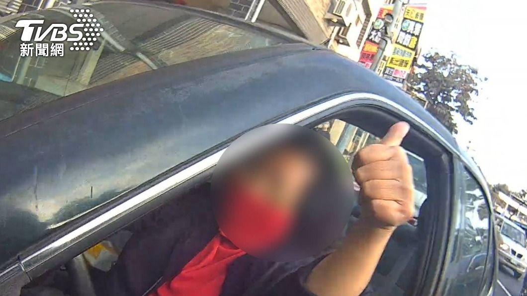 停車卡坑洞出不來 高雄猛警使洪荒之力「抬車」阿姨感謝比讚