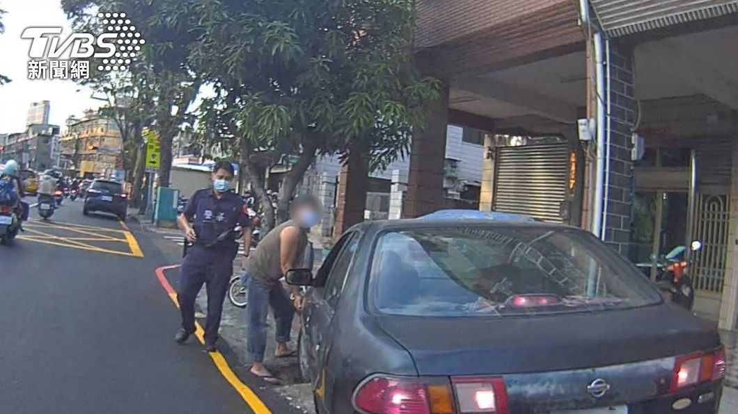 警民三人使出洪荒之力「抬車」。（圖／TVBS）