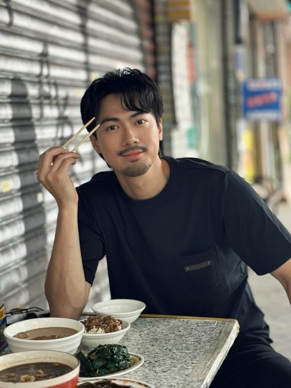 Jason迫不及待體驗台灣小吃滷肉飯。（圖／天高娛樂提供）