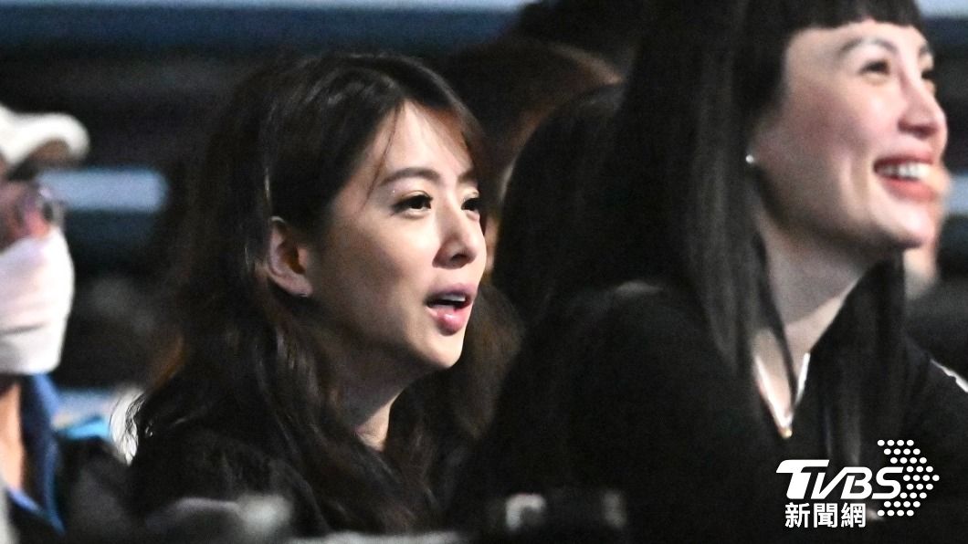 丁文琪(左)和魏如萱現身VIP區看演出。(圖/黃城碩攝)