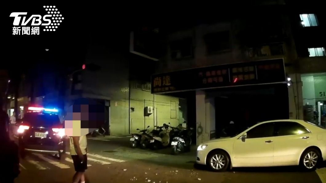 馬克杯砸中白色轎車,正在暢聊的侯姓車主嚇一跳立即報警。(圖/TVBS)