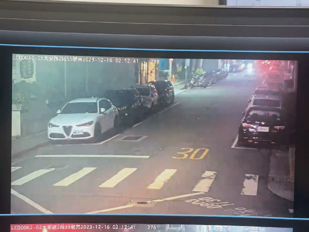 兩輛計程車擦撞失控。(圖/TVBS)