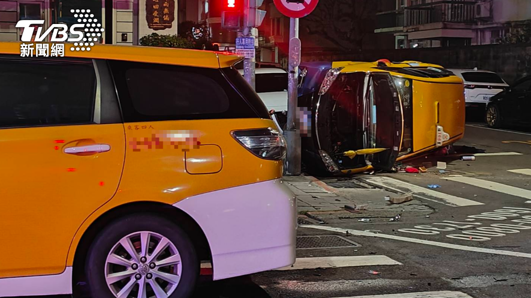 有片／小黃對決！過巷口減速仍擦撞　1車翻覆貼地轉圈