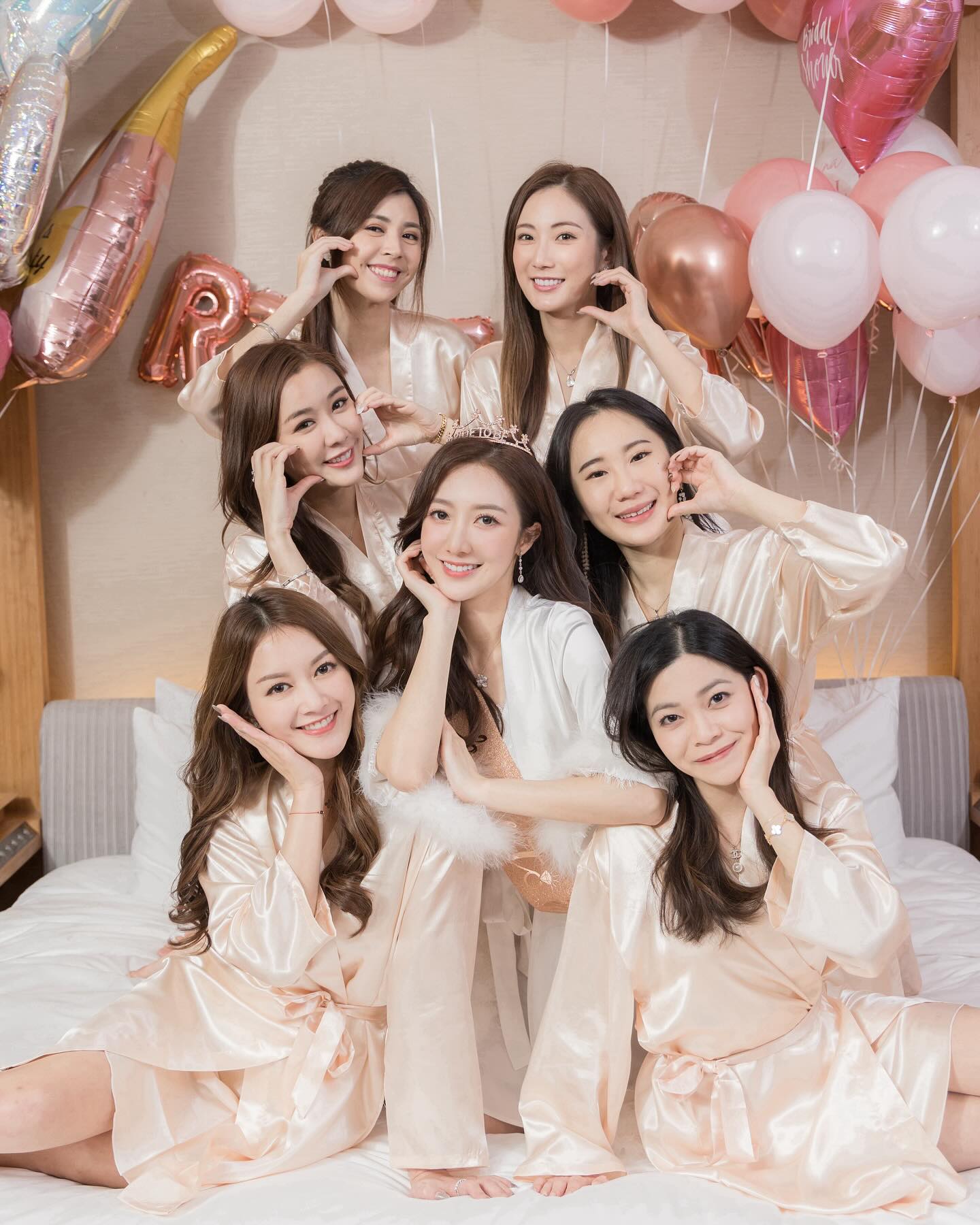 何依婷與閨密一起拍攝浴袍照。(圖/翻攝何依婷IG)
