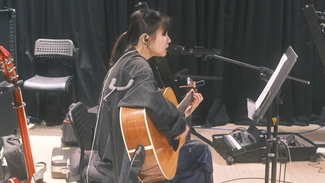 鄭宜農為了演唱會以及節目,已經3個月沒能好好休息。(圖/邊走邊聽提供)