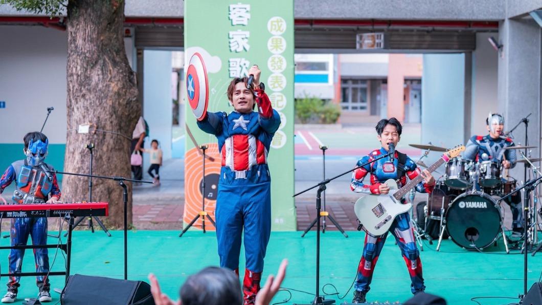 羅文裕透過打電動,來詮釋一路過關斬將的客家精神。(圖/大賞門提供)