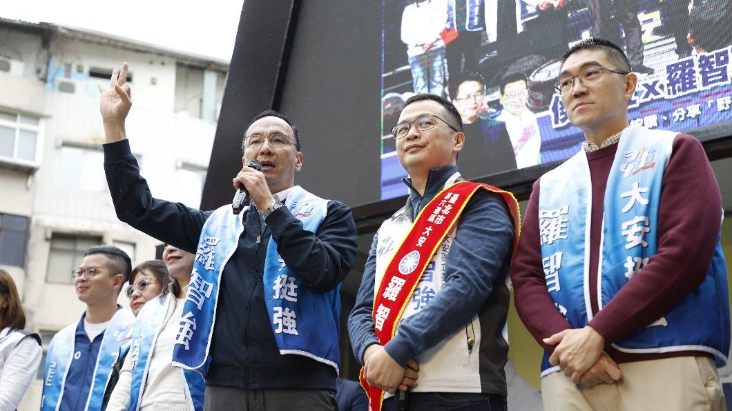 朱立倫今上午到侯友宜、羅智強聯合競選總部為國民黨大安區立委候選人羅智強站台。(圖/國民黨提供)