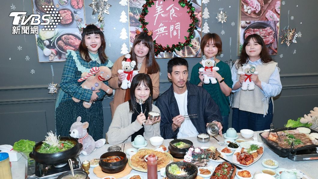 傅孟柏、簡嫚書和4名幸運粉絲一起提前過聖誕節。(圖/黃城碩攝)