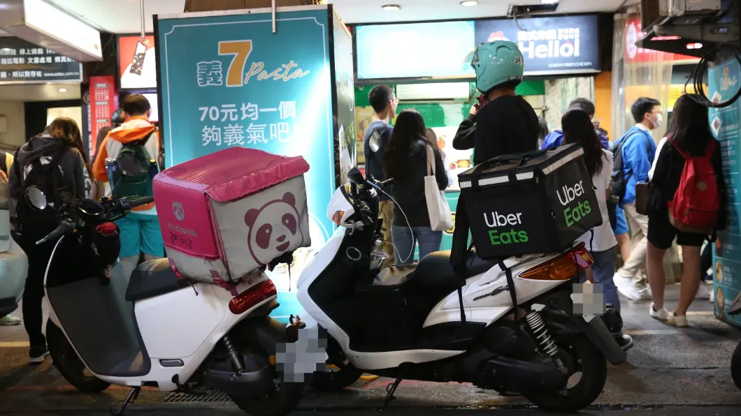 外送員也抓姦!他幫忙確認是否有「黑頭車」 過來人:真的超值