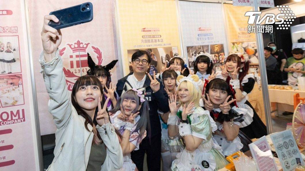 陳其邁與黃捷兩人一同進入會場看展與粉絲互動。（圖／TVBS）