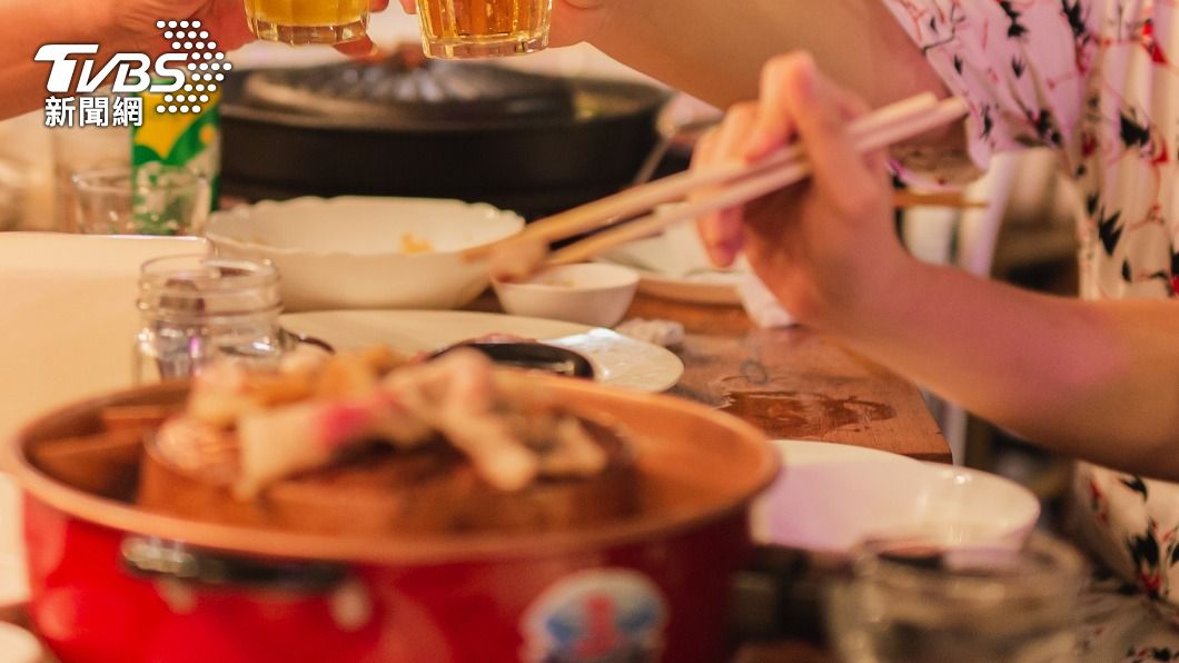 9點後吃晚餐恐中風?女病患佔八成 研究驚「風險猛增28%」