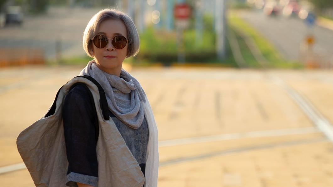 熊美玲也在新輯裡收錄江蕙的〈人情味〉。(圖/創客音樂工作室提供)