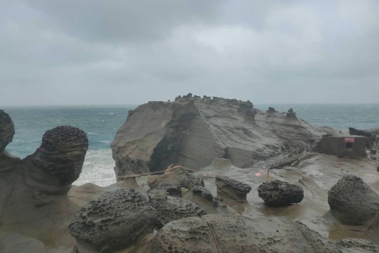 東北角海岸知名自然地景「象鼻岩」因海水長期沖蝕及自然風化,象鼻岩體在16日下午斷裂。(圖/新北市瑞芳區公所提供)