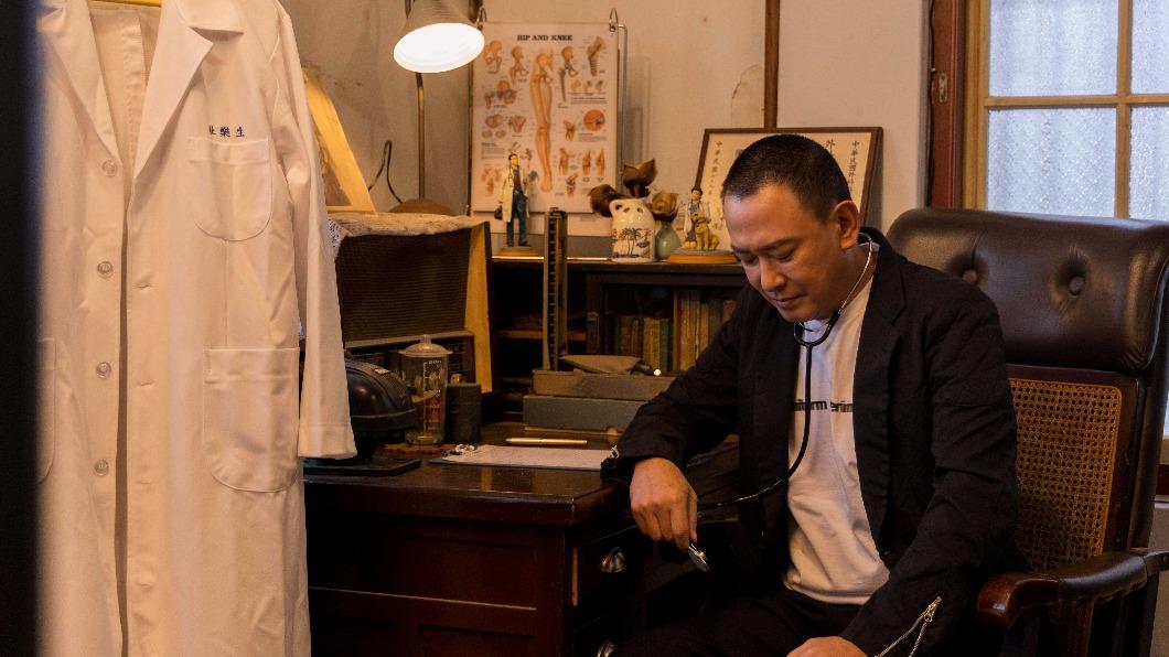 王識賢飾演醫術精湛的嘉南平原俠醫杜樂生。(圖/東森提供)
