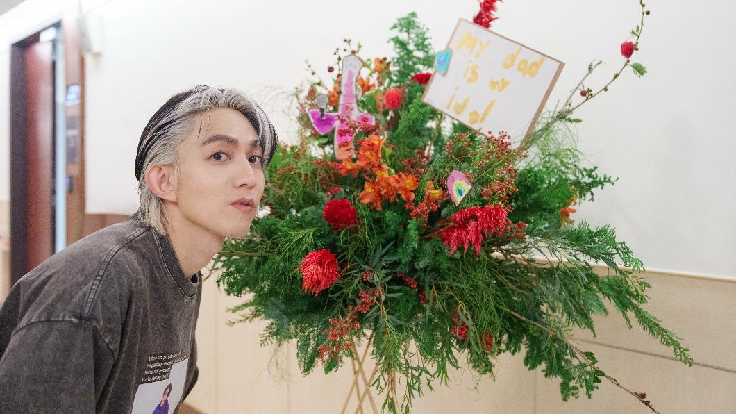 林宥嘉收到老婆及兒女一起打造的祝賀花籃。(圖/華研國際提供)