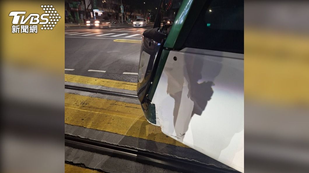 輕軌車廂撞擊破損。(圖/TVBS)