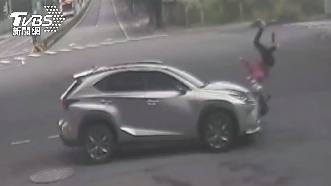 有片/八里8旬婦騎機車「紅燈直直衝」 遭汽車猛撞翻轉重摔