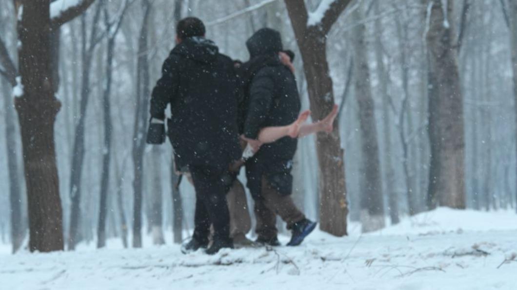 4男1女爆雪地「多人運動」!女模傳爽嗨暴斃 攝影師回擊了