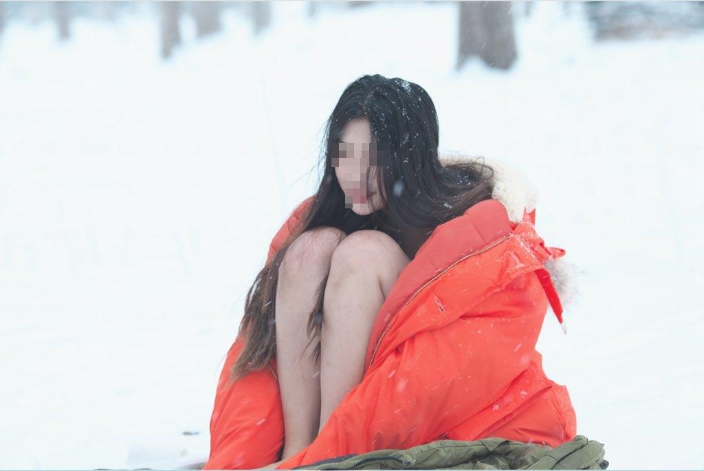 女模特兒在雪地拍藝術照。(圖/翻攝自推特)