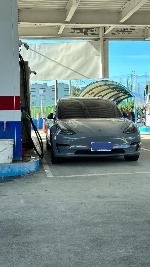內行網友表示，特斯拉內部有安裝一個需要加油的發電機。（圖／翻攝自「路上觀察學院」臉書）