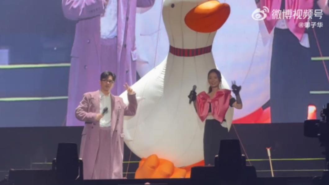 林心如(右)送給蘇有朋充氣鴨玩偶,祝福他演唱會場場爆滿。(圖/翻攝自御子華微博)