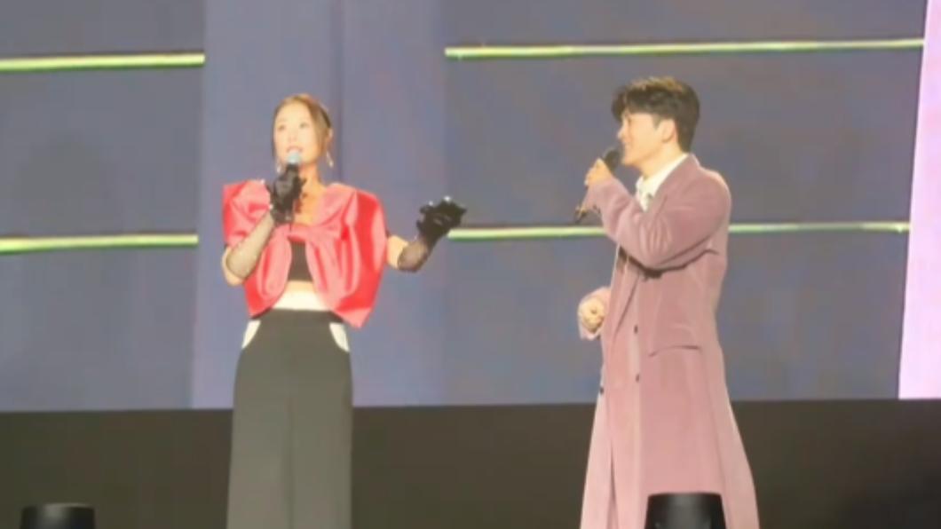 蘇有朋(右)除和林心如合唱〈雨蝶〉,2人也還原《還珠格格》以及《情深深雨濛濛》經典場景。(圖/翻攝自御子華微博)