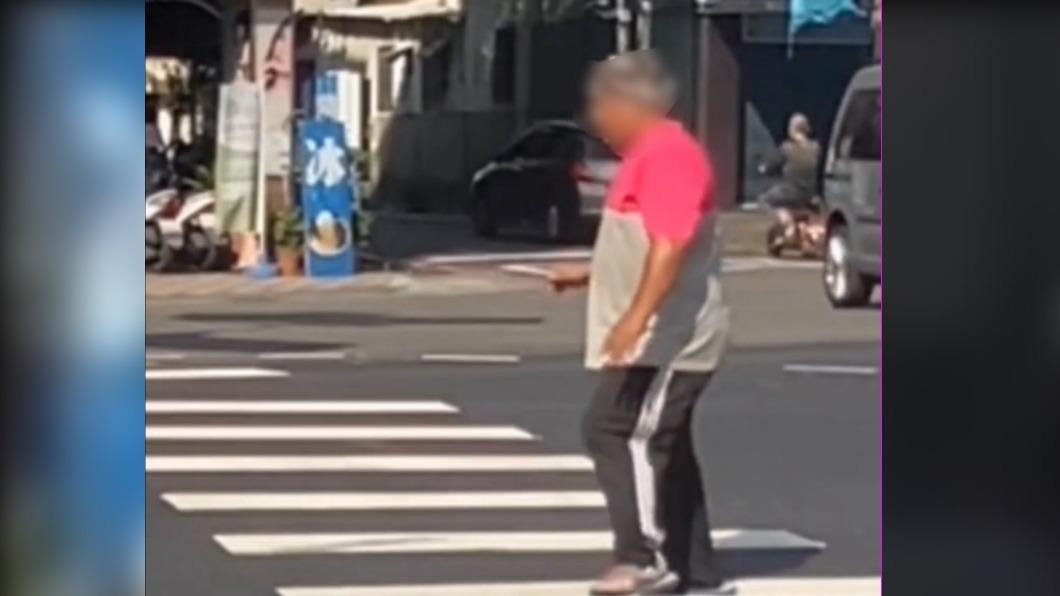 阿伯跳著跳著「走」到對街。(圖/翻攝自社會事新聞影音)