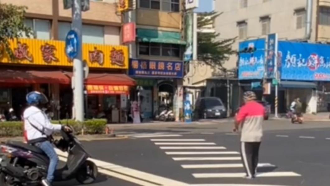 阿伯跳舞過街的舉止全讓一旁等待的騎士看傻眼。(圖/翻攝自社會事新聞影音)