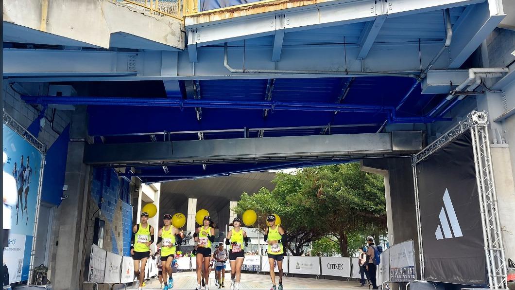 台北馬拉松寒風中2.8萬人開跑 3跑者OHCA、1人中風