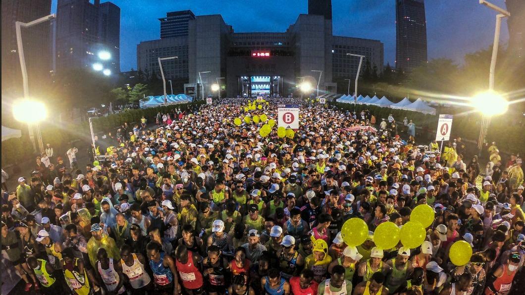 史上最多!臺北馬拉松2.8萬人不畏低溫 最年長跑者80歲