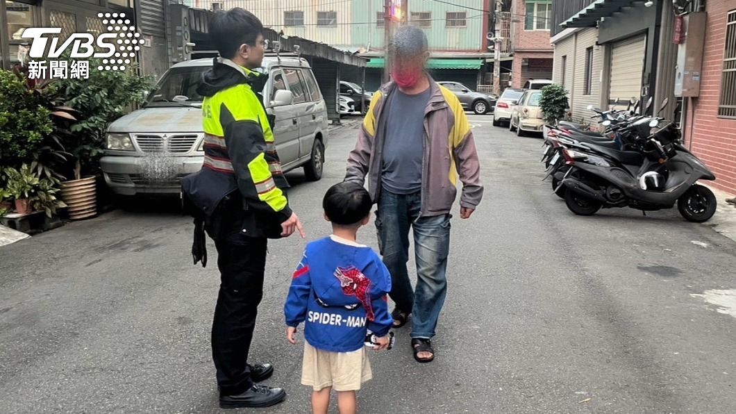 桃園3歲男童走失誤闖檳榔攤　暖警「2妙招」半小時找到阿公