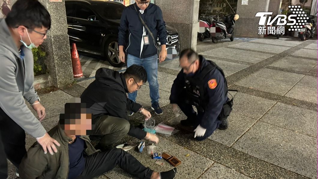 台南毒蟲持槍搶飲料店!搜刮一萬 狠嗆:我走了才能報警