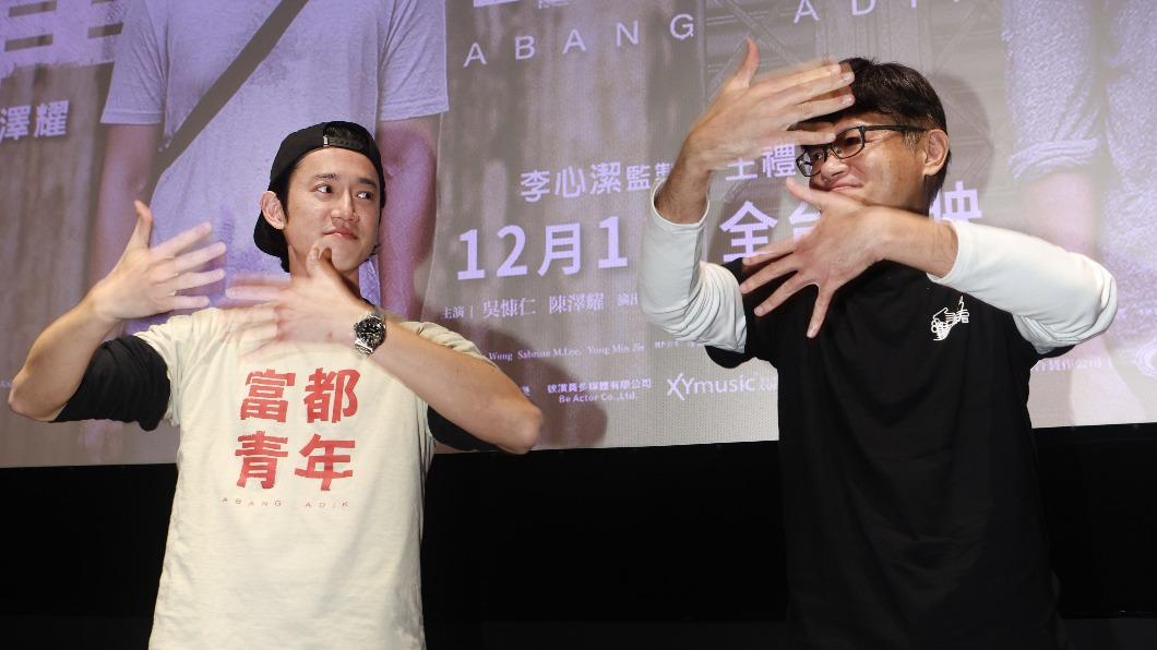 吳慷仁向陳立育學習手語。(圖/公視提供)